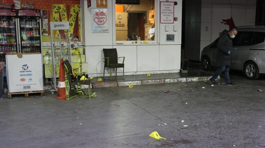 İzmir'de sokağa &ccedil;ıkma kısıtlamasında silahlı kavga: 1 yaralı