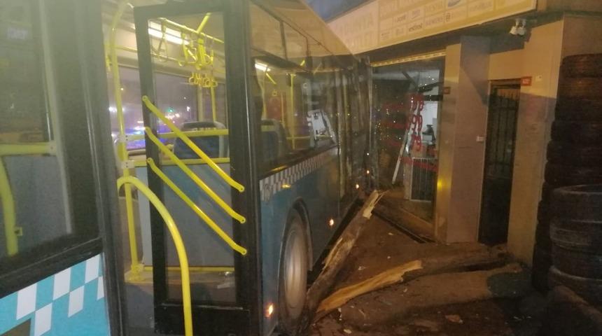 &Uuml;mraniye&rsquo;de freni boşalan &ouml;zel halk otob&uuml;s&uuml; iş yerine girdi