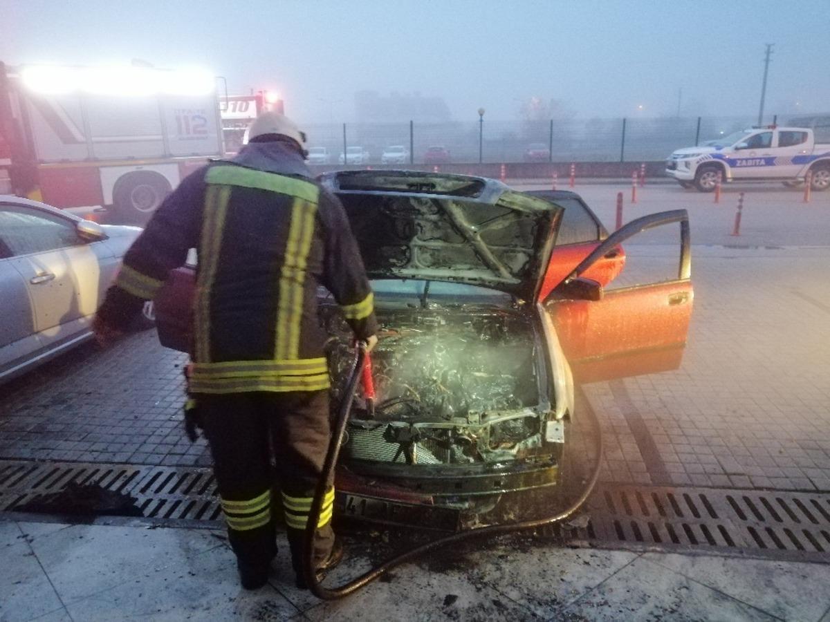 Park halindeki otomobil alevlere teslim oldu