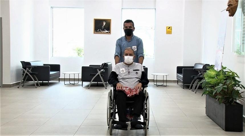 Koronavir&uuml;s&uuml; atlattı, kısmi fel&ccedil; oldu!