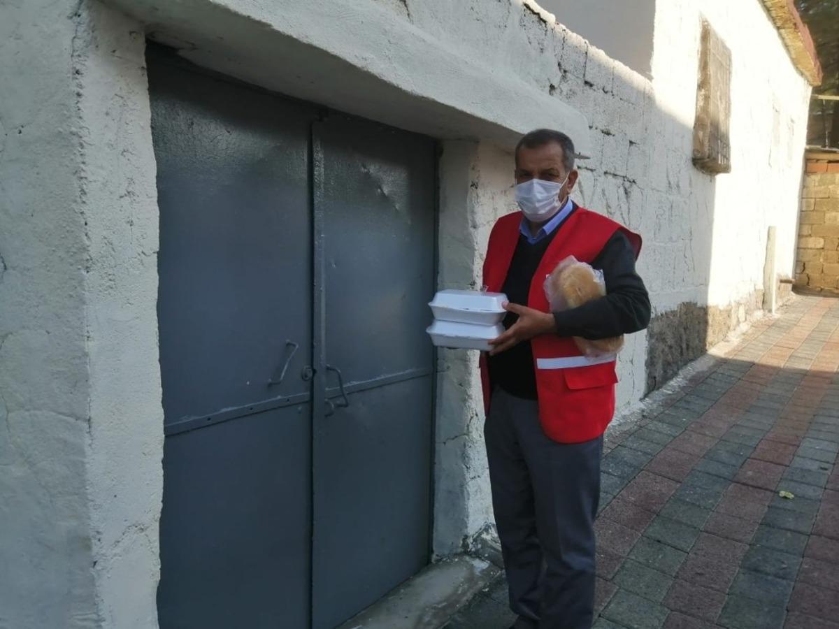 Diyarbakır&rsquo;da ihtiya&ccedil; sahibi ailelere yemek dağıtıldı