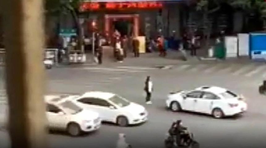 Çin’de bir kadın, eski erkek arkadaşının düğün aracının yolunu kesti