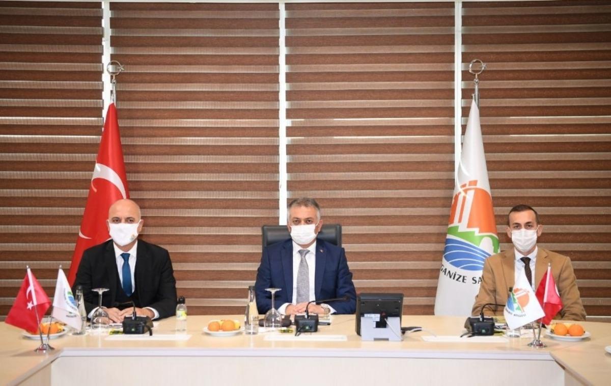 Vali Yazıcı: "Vir&uuml;sle m&uuml;cadele ederken &uuml;retimimizi ihmal etmiyoruz"