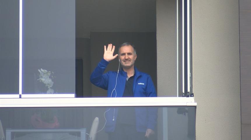 Koronavirüse yakalanan belediye başkanı evinin balkonundan vatandaşlara seslendi