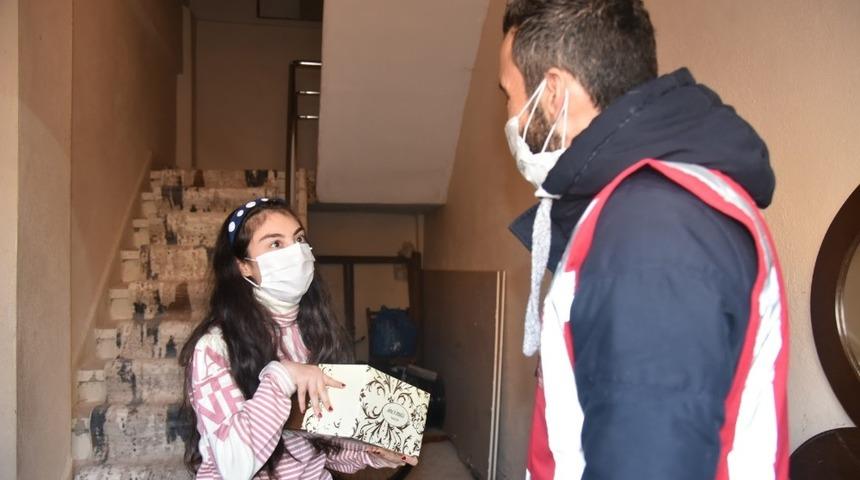 Başkan Hürriyet’ten özel çocuklara pasta sürprizi