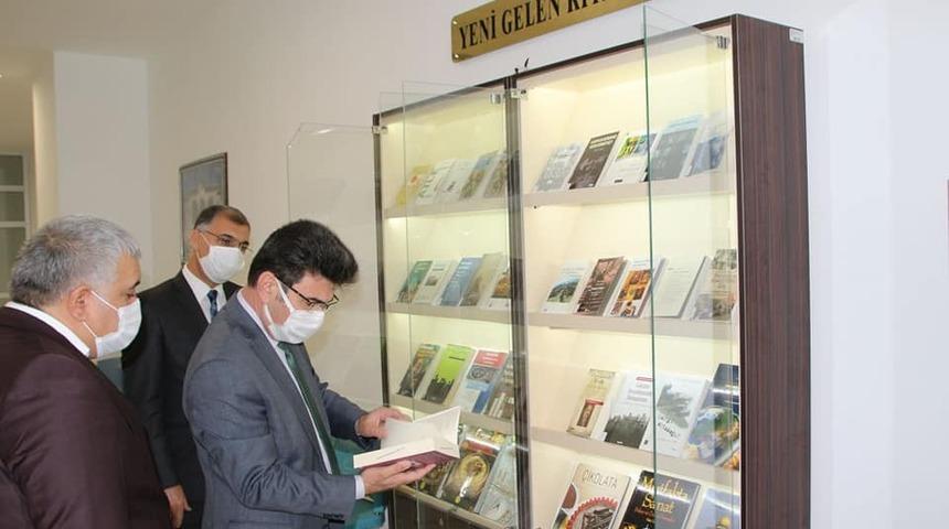 Rekt&ouml;r Karacoşkun K&uuml;t&uuml;phane ve Kongre Merkezini İnceledi