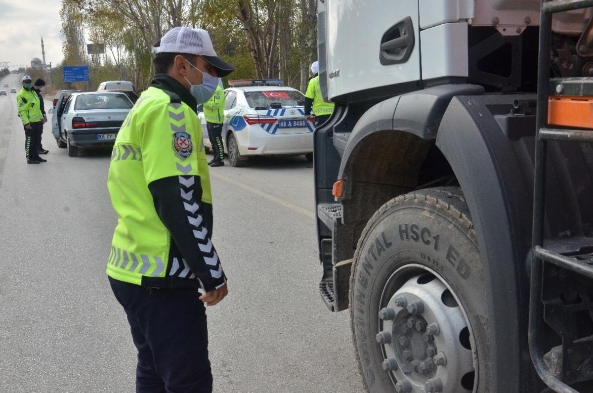 Elbistan&rsquo;da kış lastiği denetimi