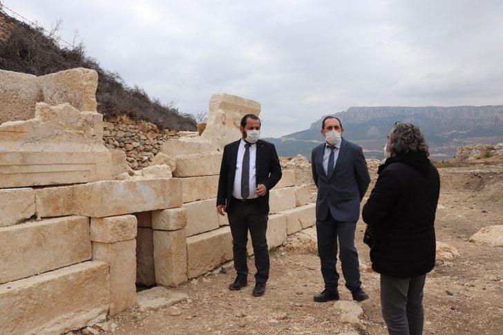 Rektör Akgül, Ermenek’te devam eden arkeolojik kazıları yerinde inceledi G5