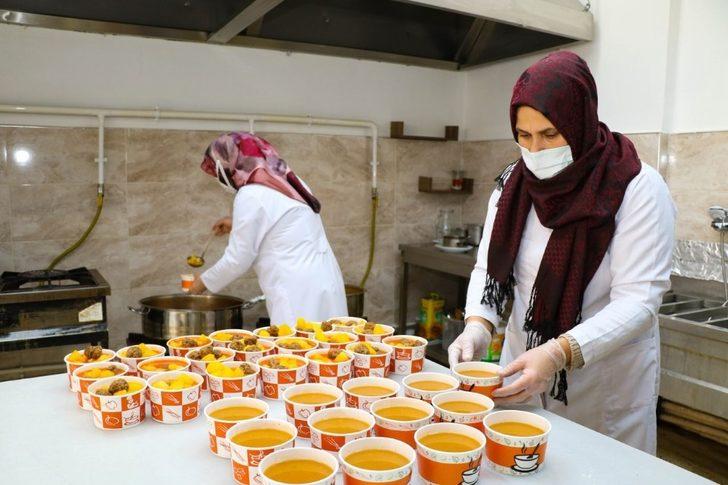 Karantinadaki ihtiyaç sahibi vatandaşlar için yemek desteği başlatıldı G1