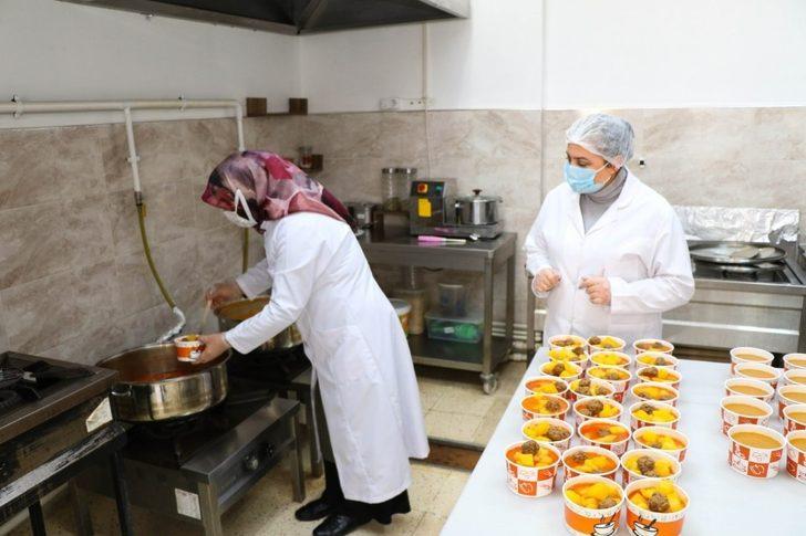 Karantinadaki ihtiyaç sahibi vatandaşlar için yemek desteği başlatıldı G2