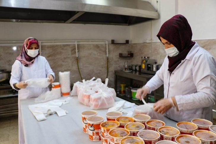 Karantinadaki ihtiyaç sahibi vatandaşlar için yemek desteği başlatıldı G4