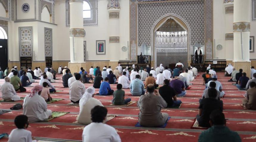 BAE&rsquo;de 8,5 ay sonra ilk cuma namazı kılındı