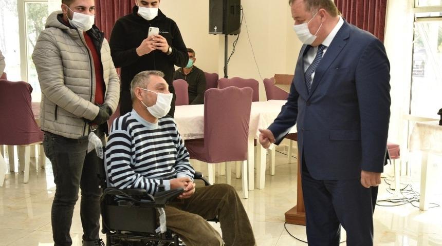 Engellilere tekerlekli sandalye ile kıyafet dağıtıldı