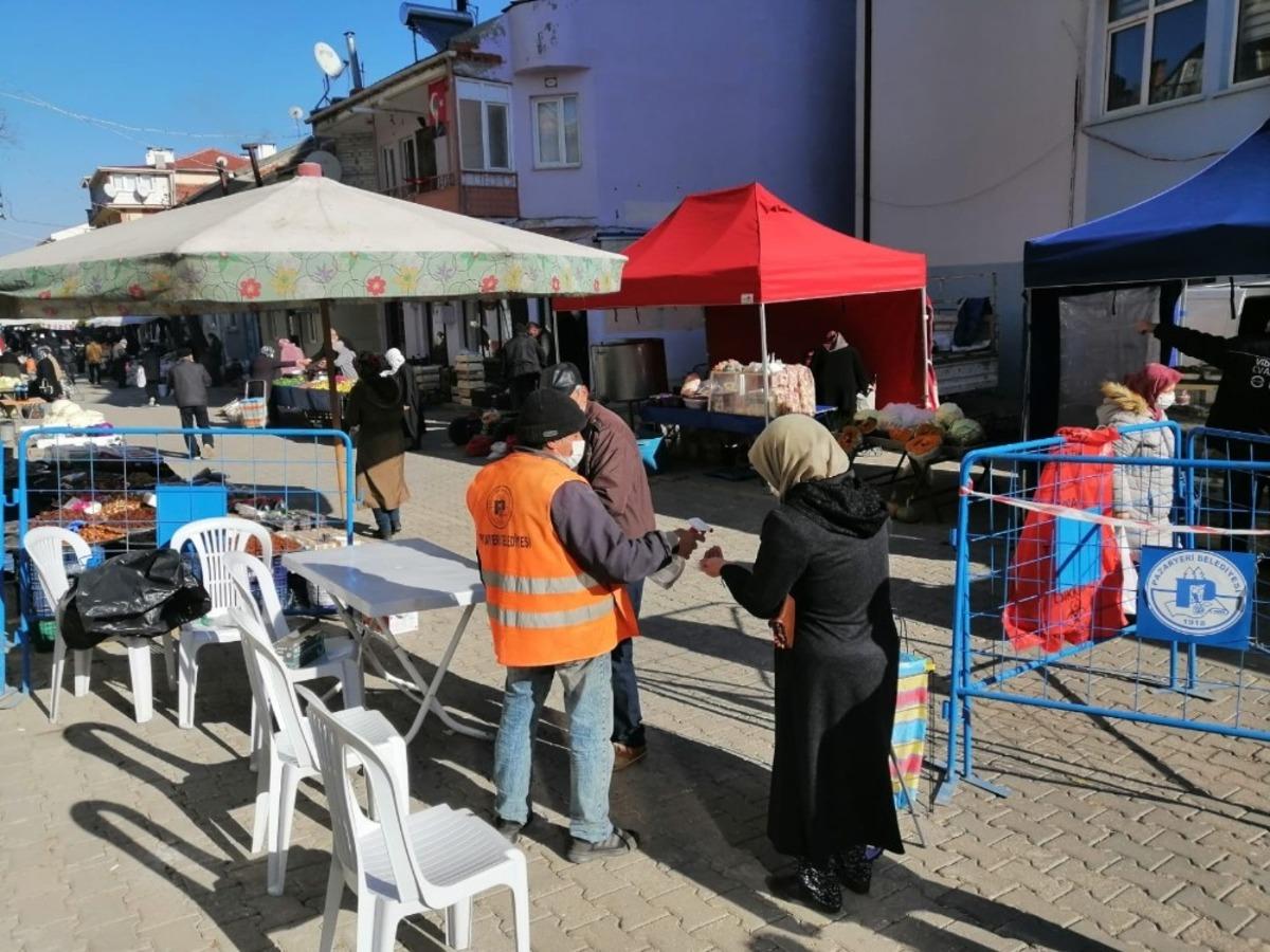 Kısıtlamalar nedeniyle il&ccedil;e pazarı cuma g&uuml;n&uuml; kuruldu