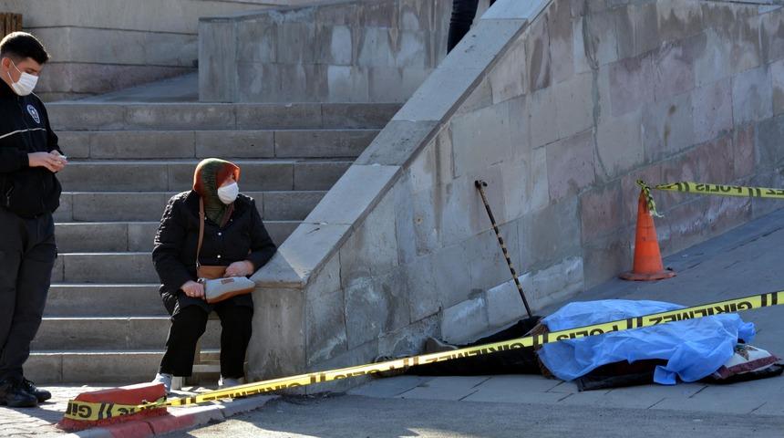 Tabureye oturup ölen eşinin cenazesinin başında bekledi
