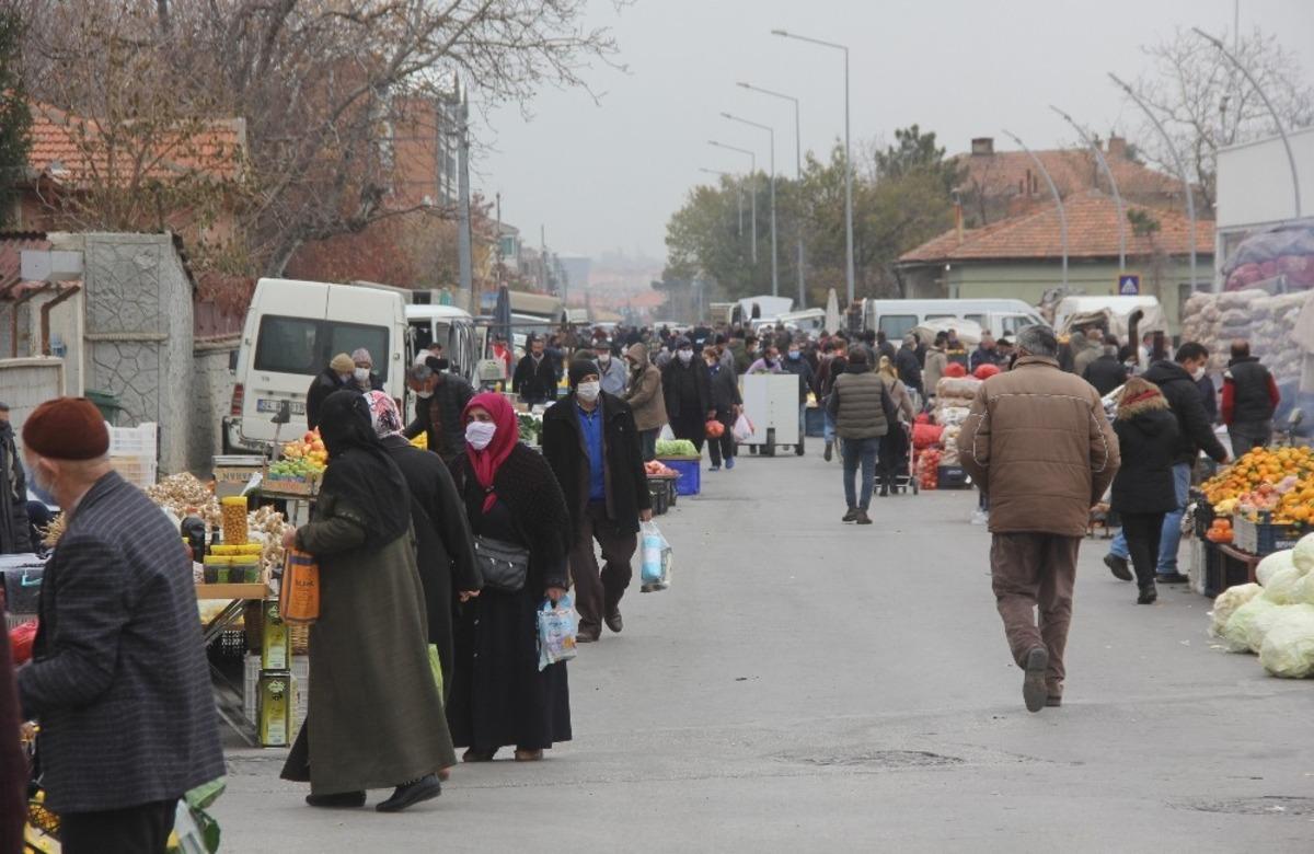 Sokağa &ccedil;ıkma kısıtlaması nedeniyle Cumartesi pazarı Cuma g&uuml;n&uuml; kuruldu