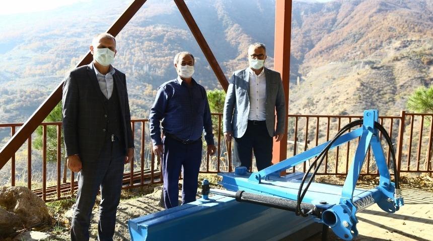 Büyükşehir’den mahallelere tesviye küreği desteği