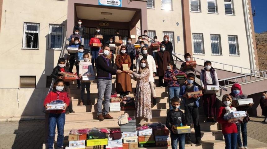 Futbolcudan köy okulu öğrencilerine destek