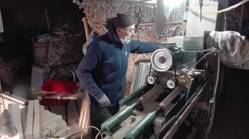 85&rsquo;lik delikanlı, gen&ccedil;lere taş &ccedil;ıkartıyor