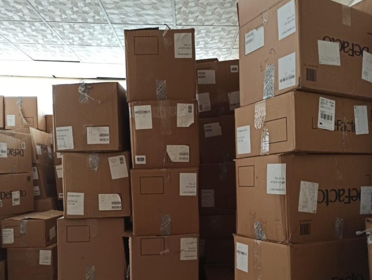 Hayırsever iş adamından 2 bin 600 &ouml;ğrenciye mont ve ayakkabı