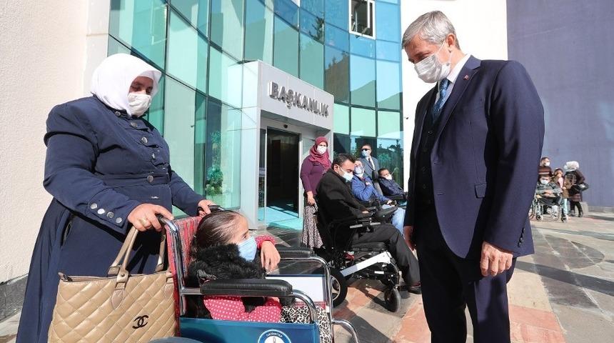 Şahinbey&rsquo;den engellilere tekerlekli sandalye