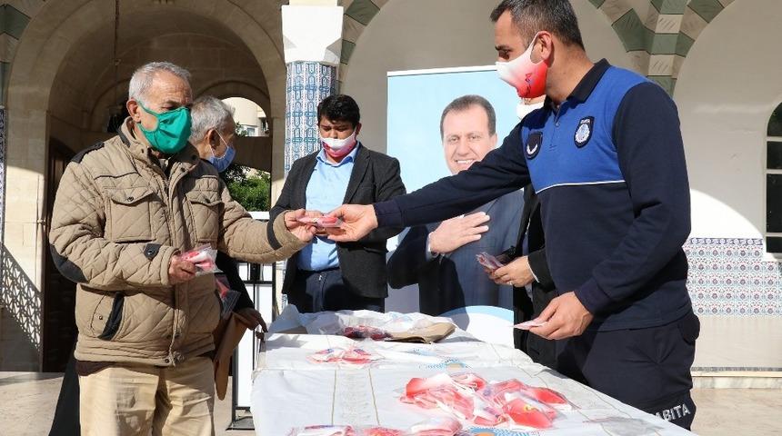 Mersin&rsquo;de Cuma namazı &ccedil;ıkışı maske dağıtıldı