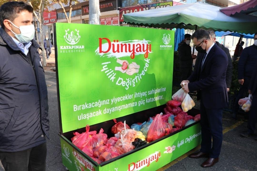 Pazarda ihtiya&ccedil; sahiplerine &uuml;cretsiz sebze meyve desteği