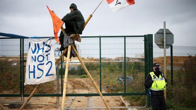 Hükümetin yeni kara ve demiryolu projeleri, iklim hedefleriyle tutarlı olmamakla eleştiriliyor