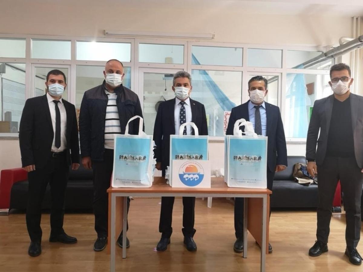 Marmara Belediyesi&rsquo;nden 80 &ouml;ğrenciye tablet