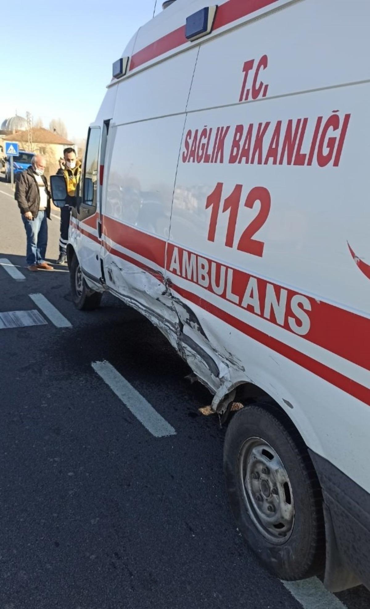 Otomobil ile ambulans &ccedil;arpıştı: 3 yaralı