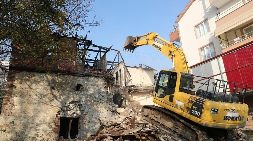 İzmit&rsquo;te hasarlı yapıların yıkımı s&uuml;r&uuml;yor