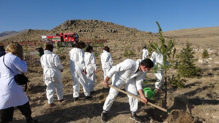 Fedakar sağlık kahramanları için hatıra ormanına fidan dikildi G3