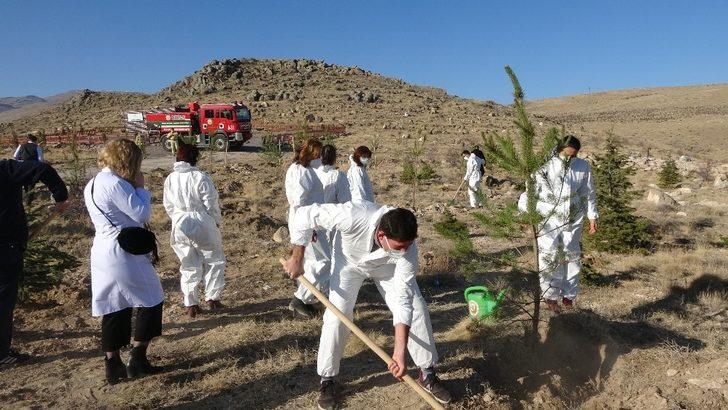 Fedakar sağlık kahramanları için hatıra ormanına fidan dikildi G4