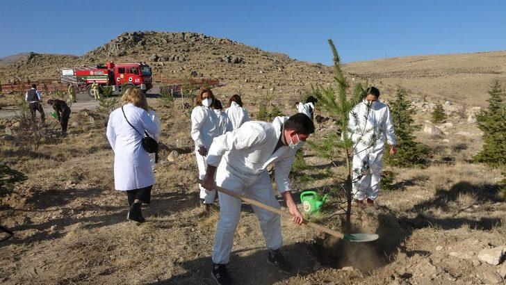 Fedakar sağlık kahramanları için hatıra ormanına fidan dikildi G5