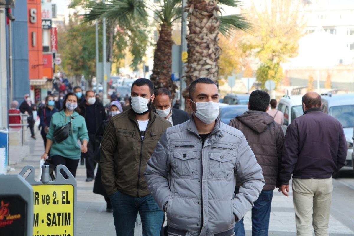 Hafta sonu uygulanacak olan sokağa &ccedil;ıkma kısıtlamasına saatler kala vatandaşlar kent merkezine akın etti