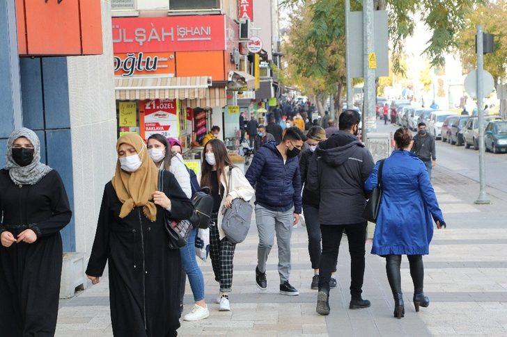 Hafta sonu uygulanacak olan sokağa çıkma kısıtlamasına saatler kala vatandaşlar kent merkezine akın etti G2