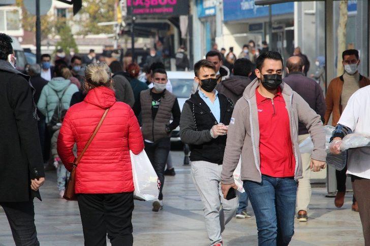 Hafta sonu uygulanacak olan sokağa çıkma kısıtlamasına saatler kala vatandaşlar kent merkezine akın etti G3