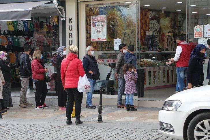 Hafta sonu uygulanacak olan sokağa çıkma kısıtlamasına saatler kala vatandaşlar kent merkezine akın etti G4