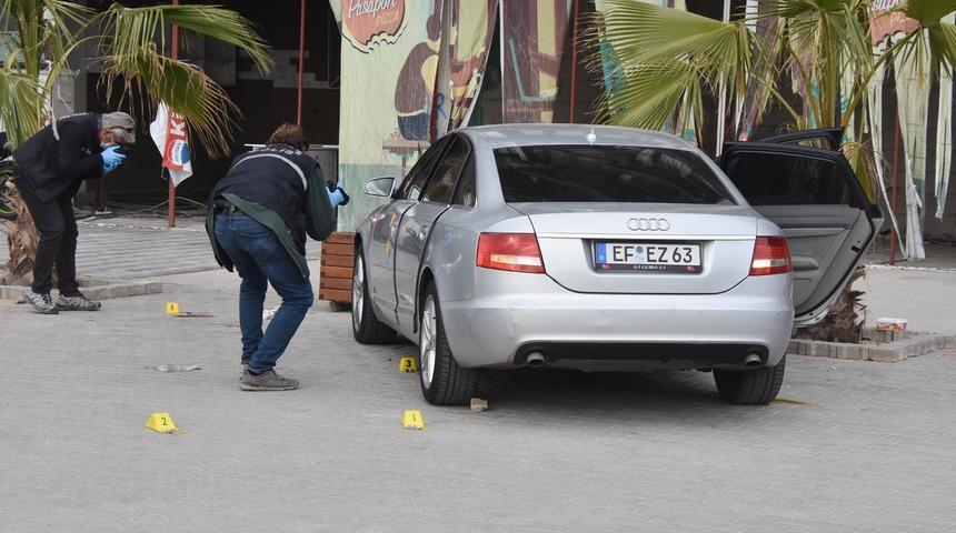 Eski eşini, beraberindeki kişiyi vurup kaçırdı