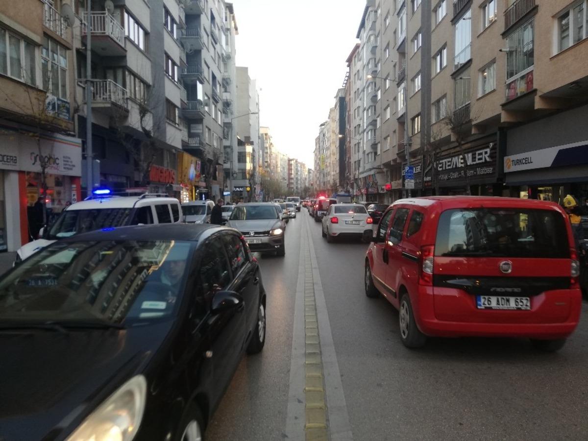 Sokağa &ccedil;ıkma yasağı &ouml;ncesi yoğun trafik