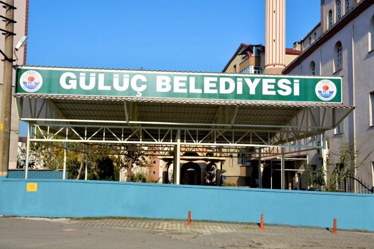 G&uuml;l&uuml;&ccedil; Belediyesi cami cemaati i&ccedil;in sundurma yaptı