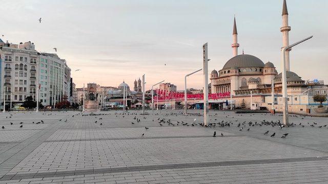 Yasağın ardından pek çok büyükşehirde meydanlar ve sokaklar boş kaldı