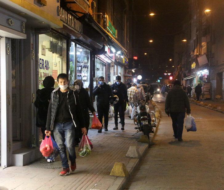 İstanbul'da sokağa çıkma kısıtlaması öncesi alışveriş yoğunluğu