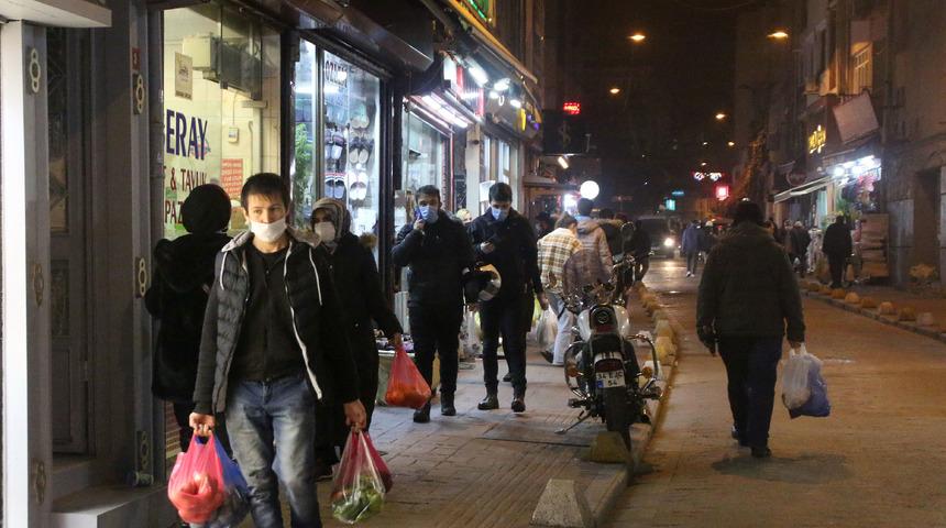 İstanbul'da sokağa çıkma kısıtlaması öncesi alışveriş yoğunluğu