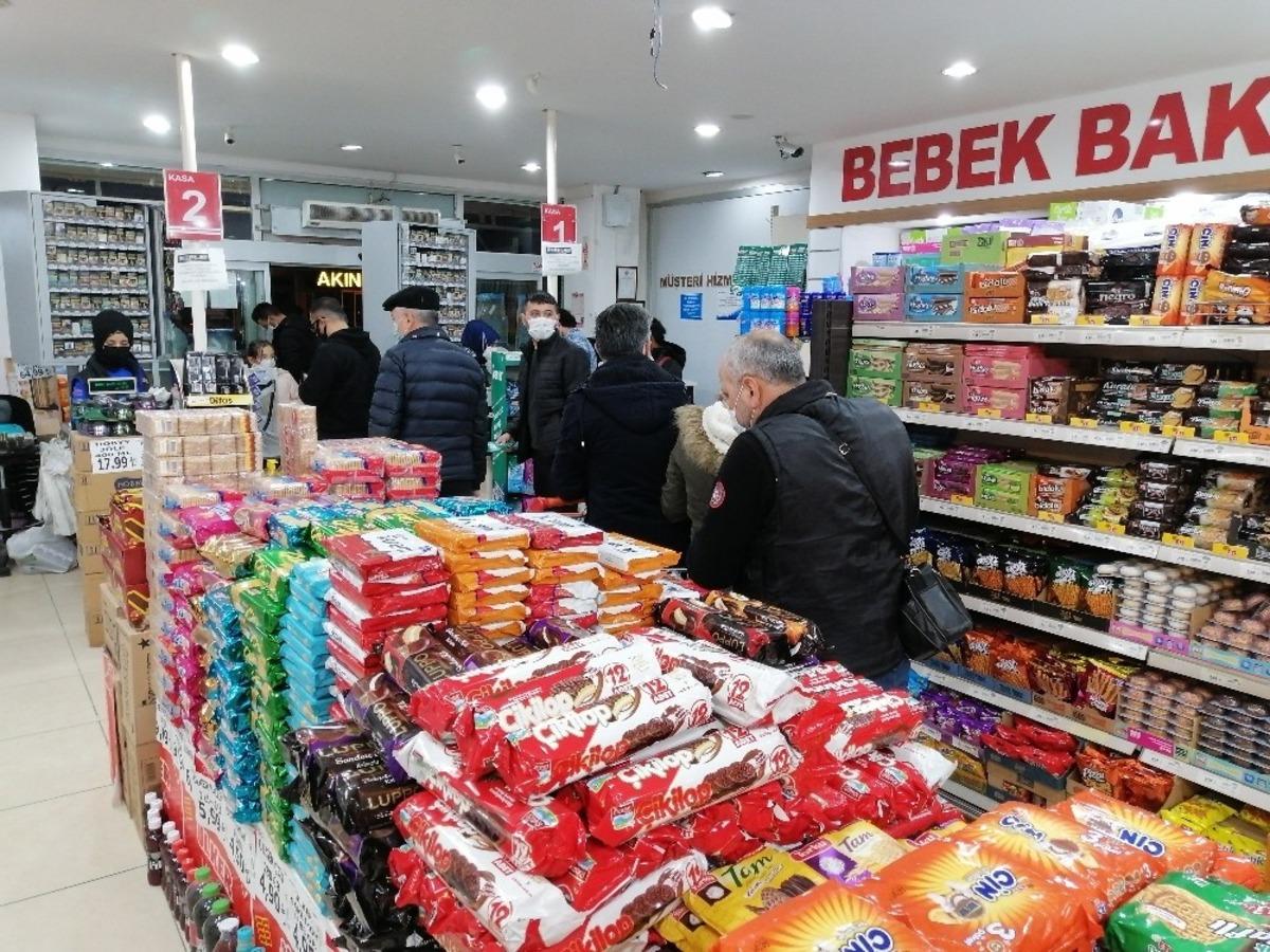 Sokağa &ccedil;ıkma kısıtlaması &ouml;ncesi marketlerde yoğunluk yaşandı