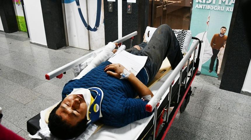 Devrilen motosikletle metrelerce s&uuml;r&uuml;klenen s&uuml;r&uuml;c&uuml; yaralandı