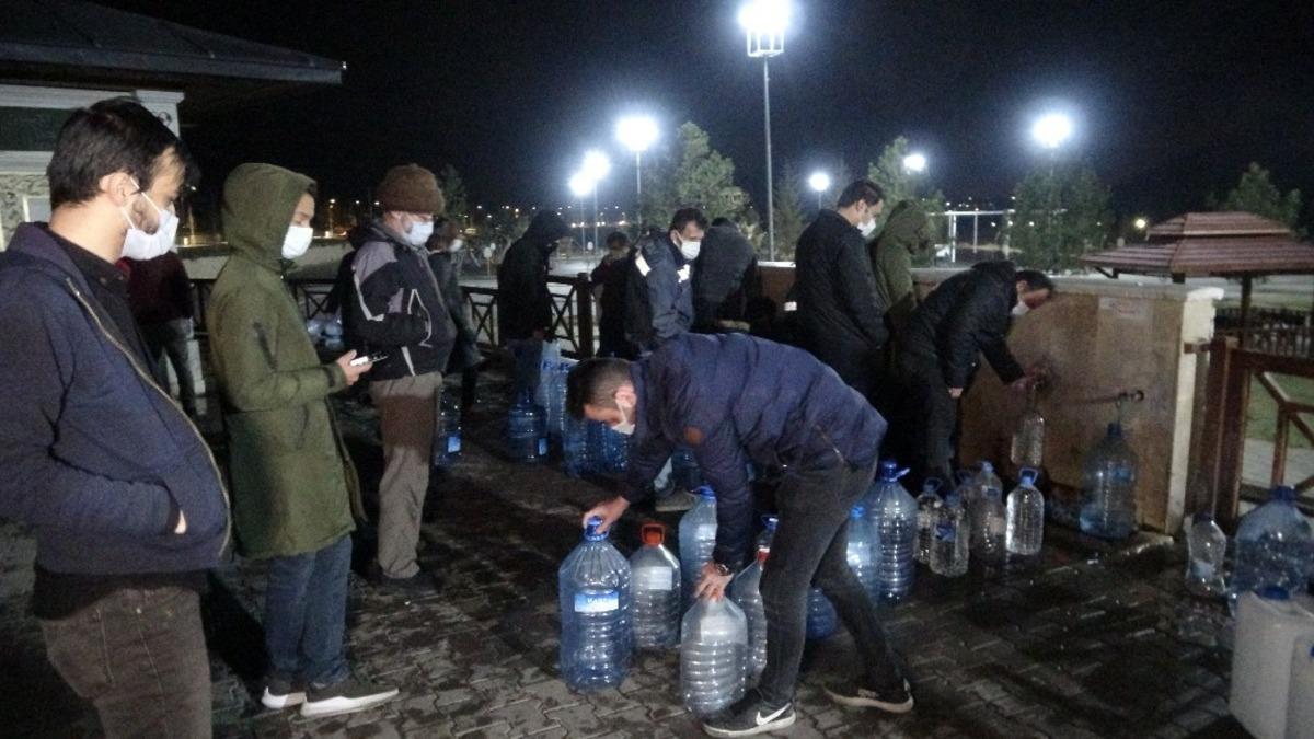 Sivaslılar, 56 saatlik kısıtlama &ouml;ncesi tatlı su &ccedil;eşmelerine akın etti