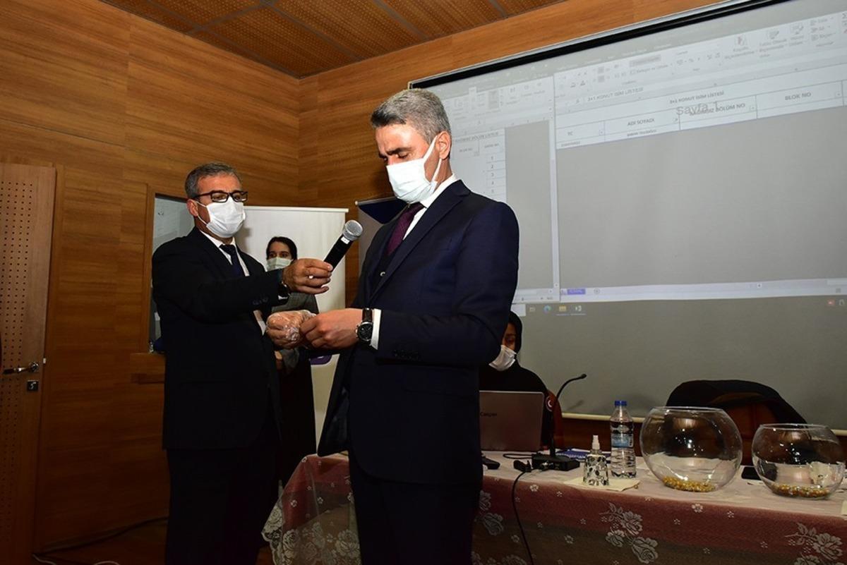 P&uuml;t&uuml;rge&rsquo;de tamamlanan deprem konutları kura ile hak sahiplerine teslim ediliyor