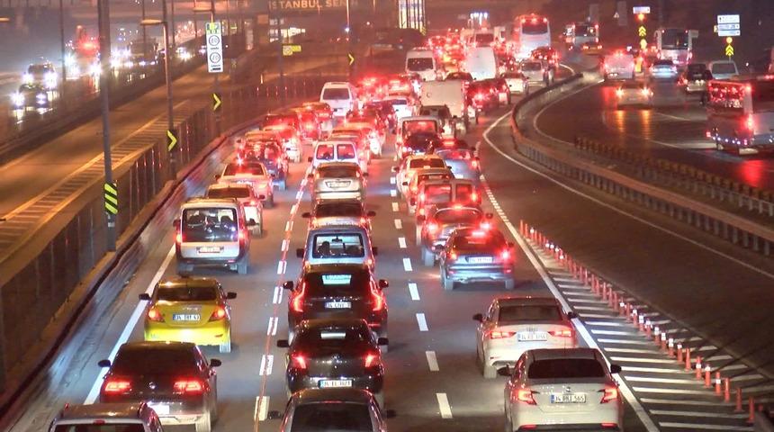 İstanbul'da kısıtlamanın başlamasının ardından trafik yoğunluğu