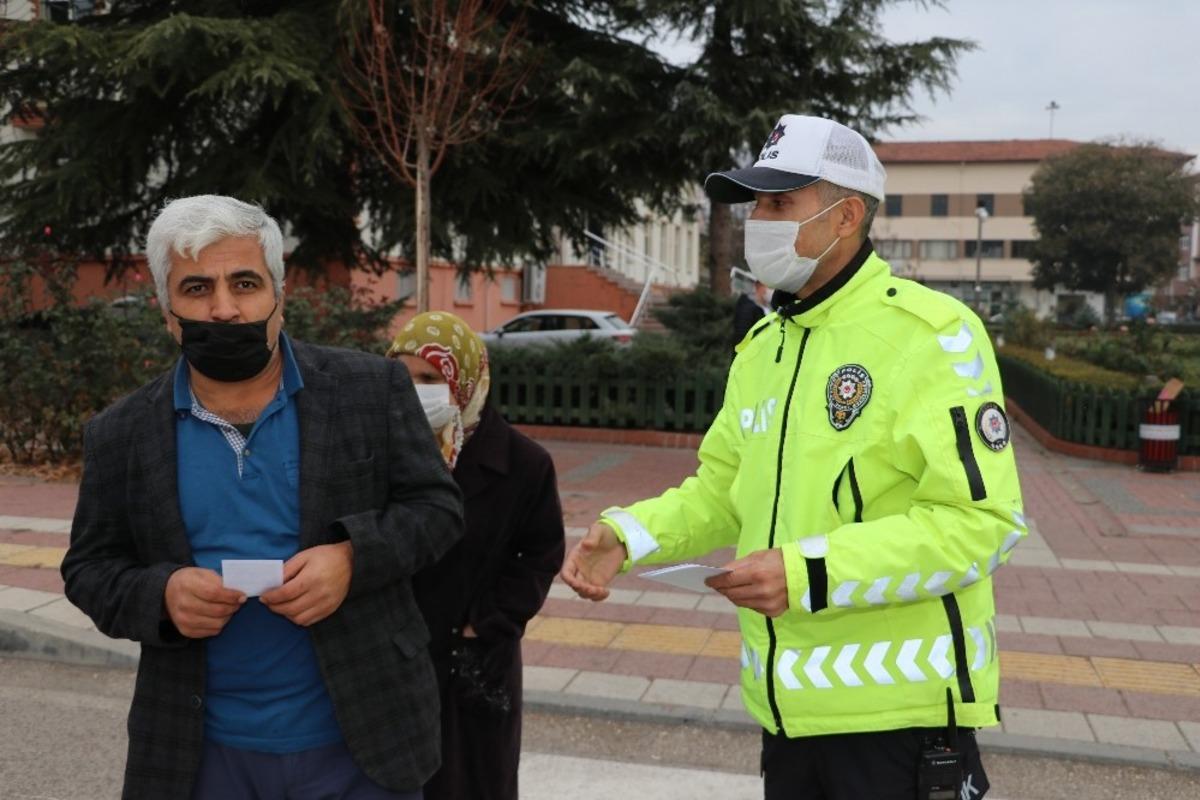 S&uuml;r&uuml;c&uuml;leri durdurdular, yaya &ouml;nceliğine dikkat &ccedil;ektiler